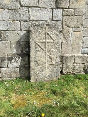 pierre tombale eglise thauron 5