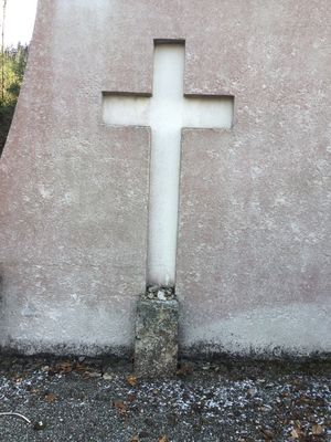 croix auvent cimetiere 1